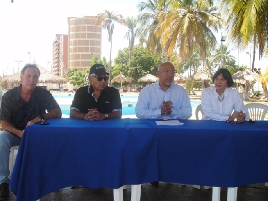 Centro de Ingenieros de Sucre y Policanchas firman convenio para construcciÃ³n de tres canchas de FÃºtbol de SalÃ³n