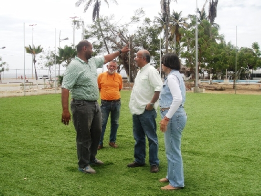 Muy avanzados trabajos de construcciÃ³n de canchas
de FÃºtbol de SalÃ³n en el Centro Sucre
Presidente del CIV, Ing. Enzo Betancourt y presidenta del CIES, Arq. Cristina de Santana realizaron evaluaciÃ³n e inspecciÃ³n
